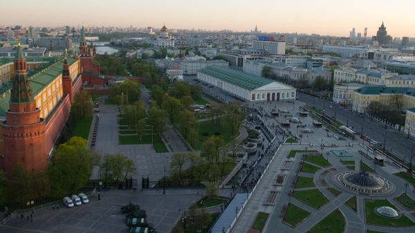 Quang cảnh các tòa tháp Điện Kremlin ở Moskva, Vườn Alexandr và Quảng trường Manezhnaya - Sputnik Việt Nam