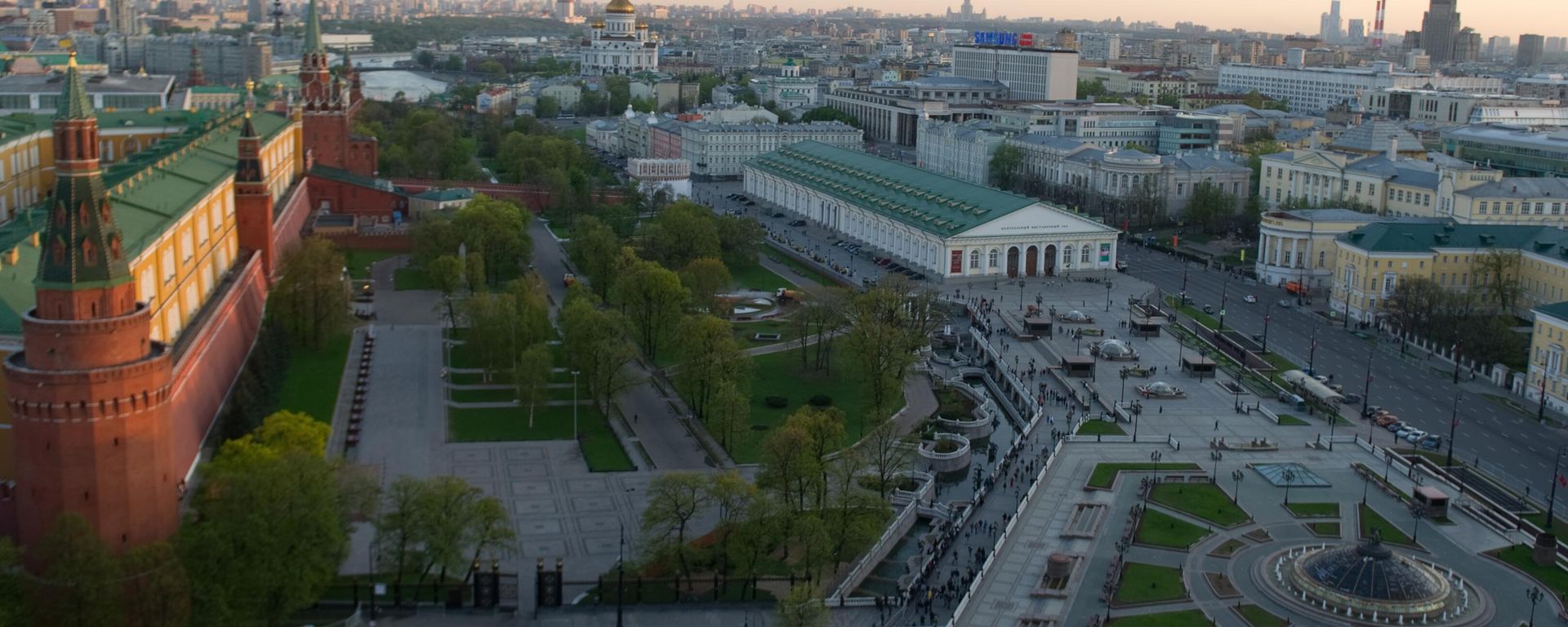 Quang cảnh các tòa tháp Điện Kremlin ở Moskva, Vườn Alexandr và Quảng trường Manezhnaya - Sputnik Việt Nam, 1920, 07.07.2026