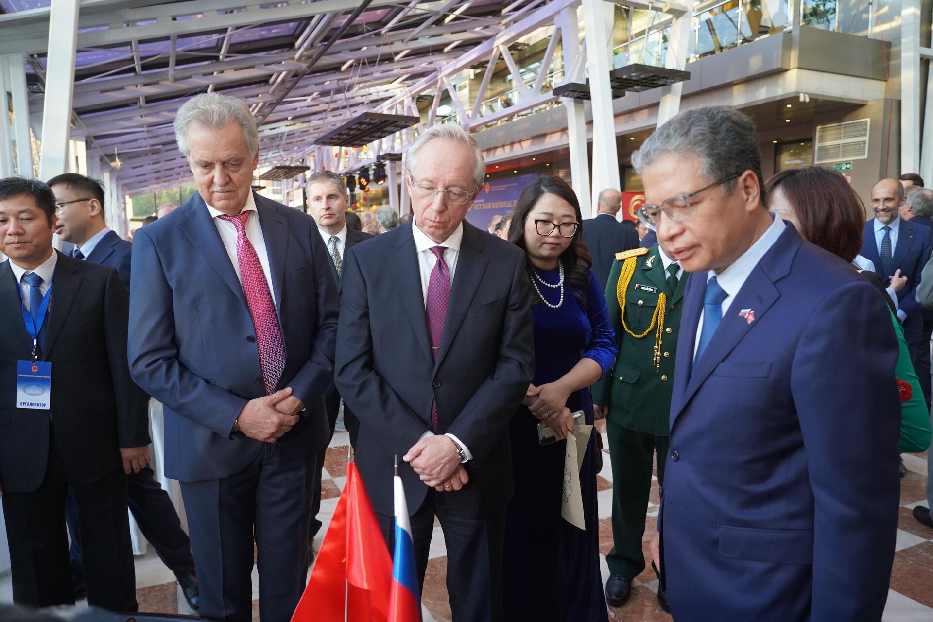 Đại sứ đặc mệnh toàn quyền Việt Nam tại Liên bang Nga Đặng Minh Khôi và Thứ trưởng Bộ Ngoại giao Liên bang Nga Mikhail Galuzin - Sputnik Việt Nam, 1920, 06.09.2023