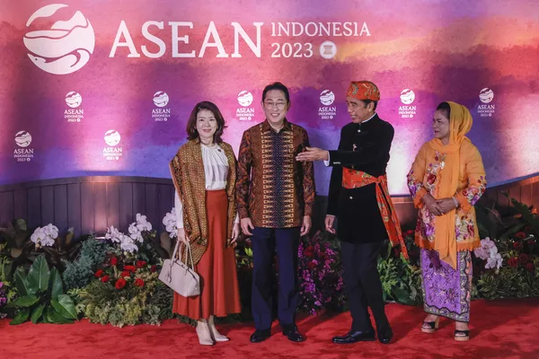 Tổng thống Indonesia Joko Widodo và phu nhân Iriana chào mừng Thủ tướng Nhật Bản Fumio Kishida và phu nhân Yuko đến dự Dạ tiệc Hội nghị thượng đỉnh ASEAN tại Jakarta, Indonesia Tổng thống Indonesia Joko Widodo và phu nhân Iriana chào mừng Thủ tướng Nhật Bản Fumio Kishida và phu nhân Yuko đến dự Dạ tiệc Hội nghị thượng đỉnh ASEAN tại Jakarta, Indonesia - Sputnik Việt Nam