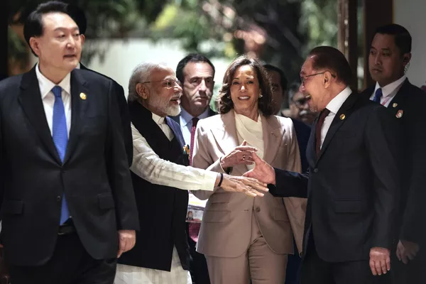 Thủ tướng Malaysia Anwar Ibrahim bắt tay Thủ tướng Ấn Độ Narendra Modi tại Hội nghị thượng đỉnh ASEAN ở Jakarta, Indonesia Thủ tướng Malaysia Anwar Ibrahim bắt tay Thủ tướng Ấn Độ Narendra Modi tại Hội nghị thượng đỉnh ASEAN ở Jakarta, Indonesia - Sputnik Việt Nam