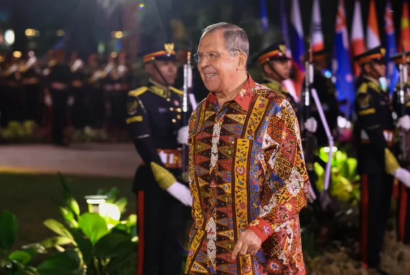 Ngoại trưởng Nga Sergei Lavrov trong buổi dạ tiệc Hội nghị thượng đỉnh ASEAN tại Jakarta Ngoại trưởng Nga Sergei Lavrov trong buổi dạ tiệc Hội nghị thượng đỉnh ASEAN tại Jakarta - Sputnik Việt Nam