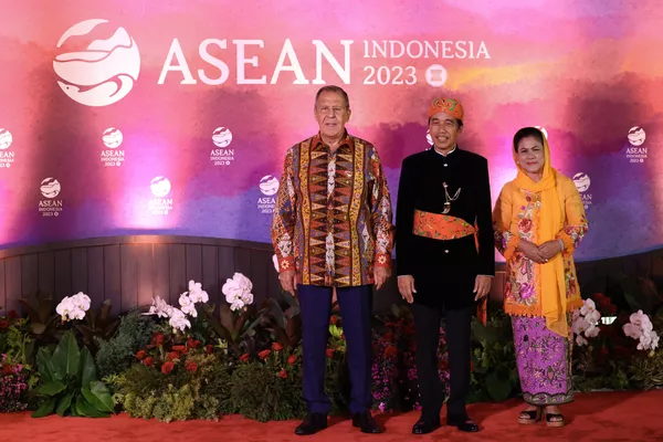 Ngoại trưởng Nga Sergei Lavrov, Tổng thống Indonesia Joko Widodo và phu nhân Iryana Joko Widodo trong buổi dạ tiệc tại Hội nghị thượng đỉnh Đông Á lần thứ 18 ở Jakarta Ngoại trưởng Nga Sergei Lavrov, Tổng thống Indonesia Joko Widodo và phu nhân Iryana Joko Widodo trong buổi dạ tiệc tại Hội nghị thượng đỉnh Đông Á lần thứ 18 ở Jakarta - Sputnik Việt Nam