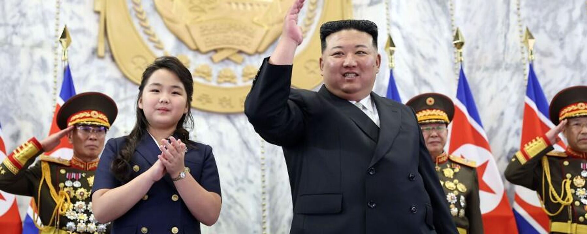 Ông Kim Jong-un cùng con gái Kim Ju-ae tại lễ duyệt binh kỷ niệm 75 năm thành lập CHDCND Triều Tiên - Sputnik Việt Nam, 1920, 12.02.2026