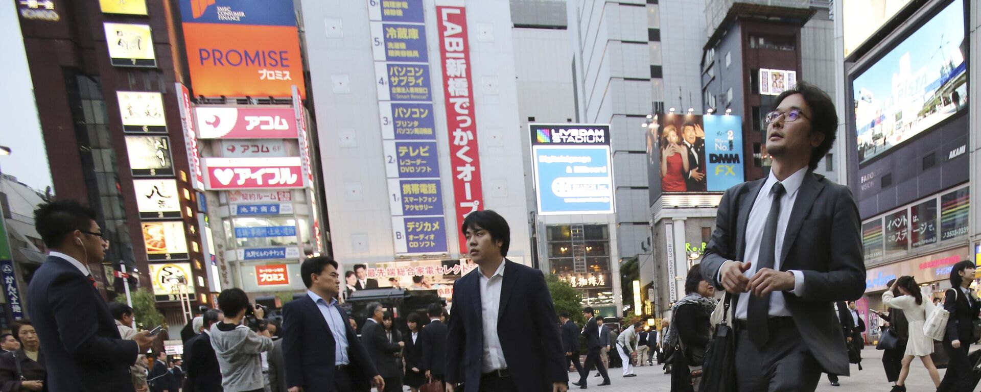Doanh nhân Nhật Bản trên phố Tokyo - Sputnik Việt Nam, 1920, 02.02.2026