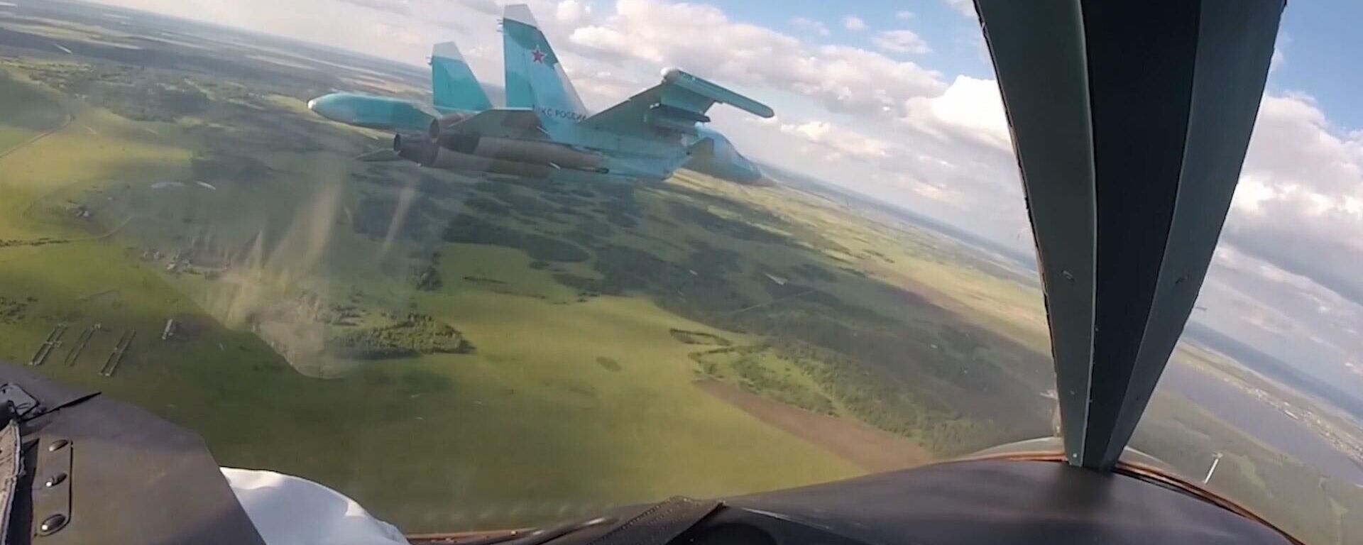 Su-34 Nga tấn công sở chỉ huy và xe bọc thép của LLVT Ukraina - Sputnik Việt Nam, 1920, 25.09.2023