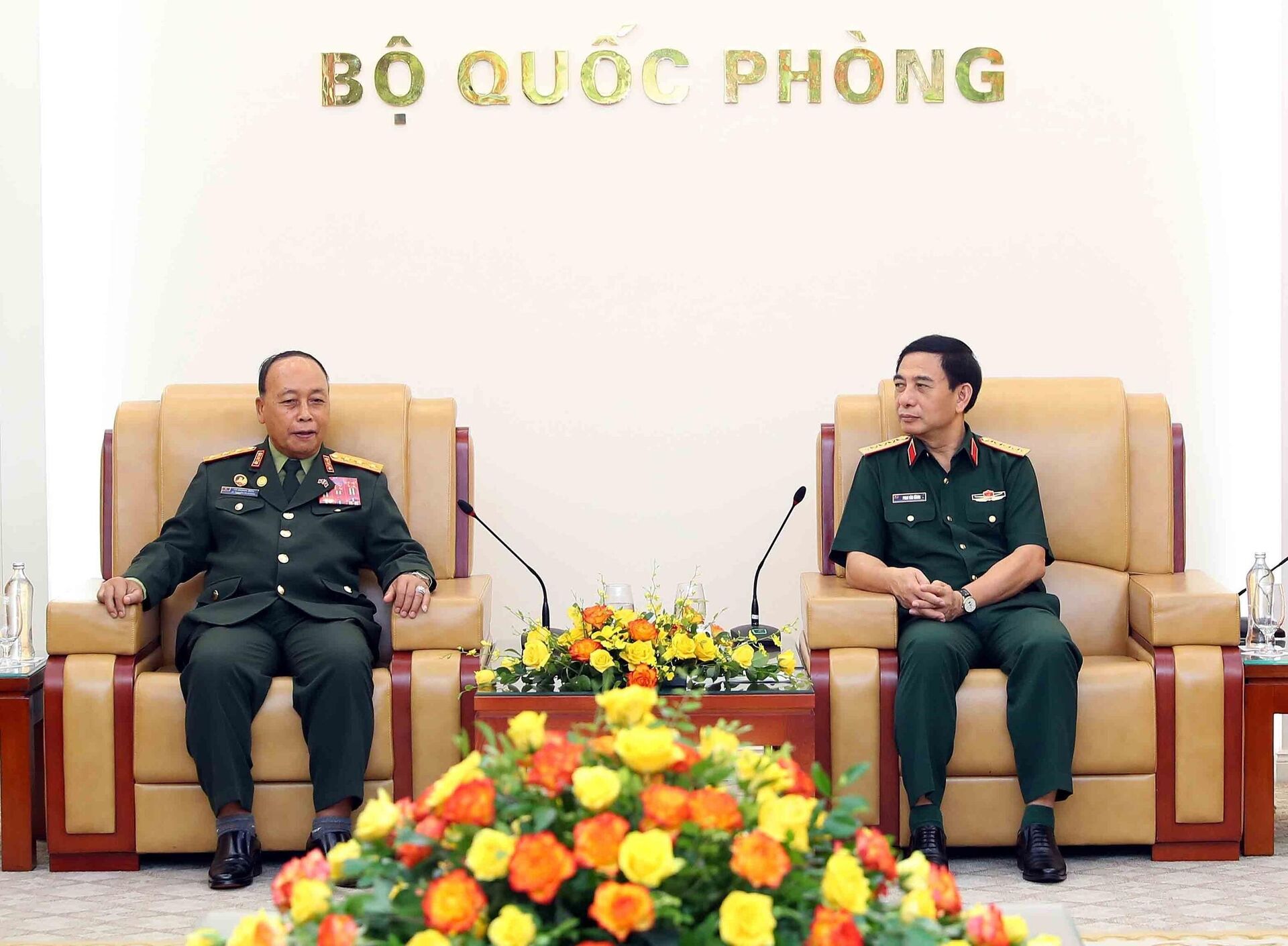 Bộ trưởng Bộ Quốc phòng Phan Văn Giang tiếp Chủ nhiệm Tổng cục Chính trị QĐND Lào Thongloi Silivong - Sputnik Việt Nam, 1920, 26.09.2023