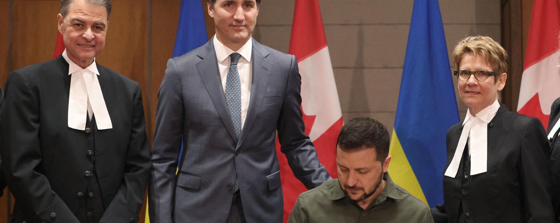 Chủ tịch Hạ viện Canada Anthony Rota (trái), Thủ tướng Canada Justin Trudeau, Tổng thống Ukraina Vladimir Zelensky và Chủ tịch Thượng viện Canada Raymond Gagne (phải) - Sputnik Việt Nam, 1920, 27.09.2023