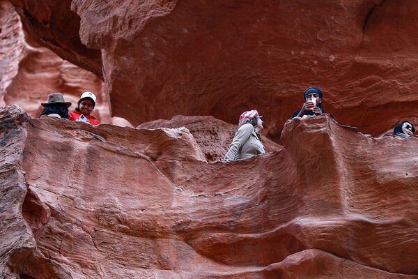 Khách du lịch khám phá tàn tích của thành phố Petra cổ Nabataean ở miền nam Jordan - Sputnik Việt Nam