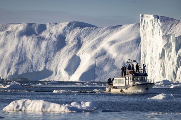 Thuyền chở khách du lịch ở Vịnh Disko, Ilulissat, phía tây Greenland - Sputnik Việt Nam