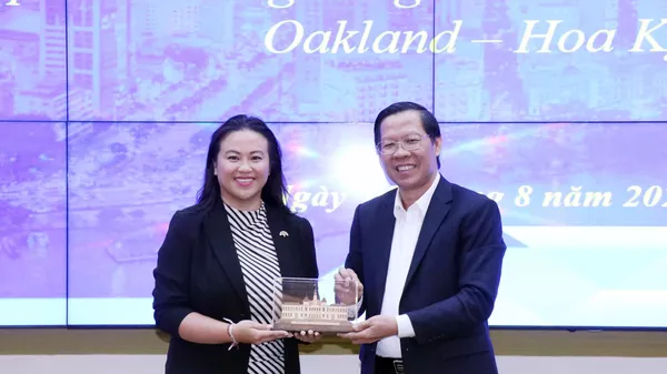 Ông Phan Văn Mãi, Chủ tịch UBND Thành phố Hồ Chí Minh tiếp bà Sheng Thao, Thị trưởng thành phố Oakland, bang California, Hoa Kỳ. - Sputnik Việt Nam