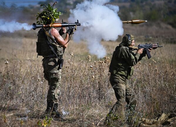 Huấn luyện binh sĩ Nga thuộc tiểu đoàn trinh sát tấn công đường không &quot;Volki&quot; (Những con sói) - Sputnik Việt Nam