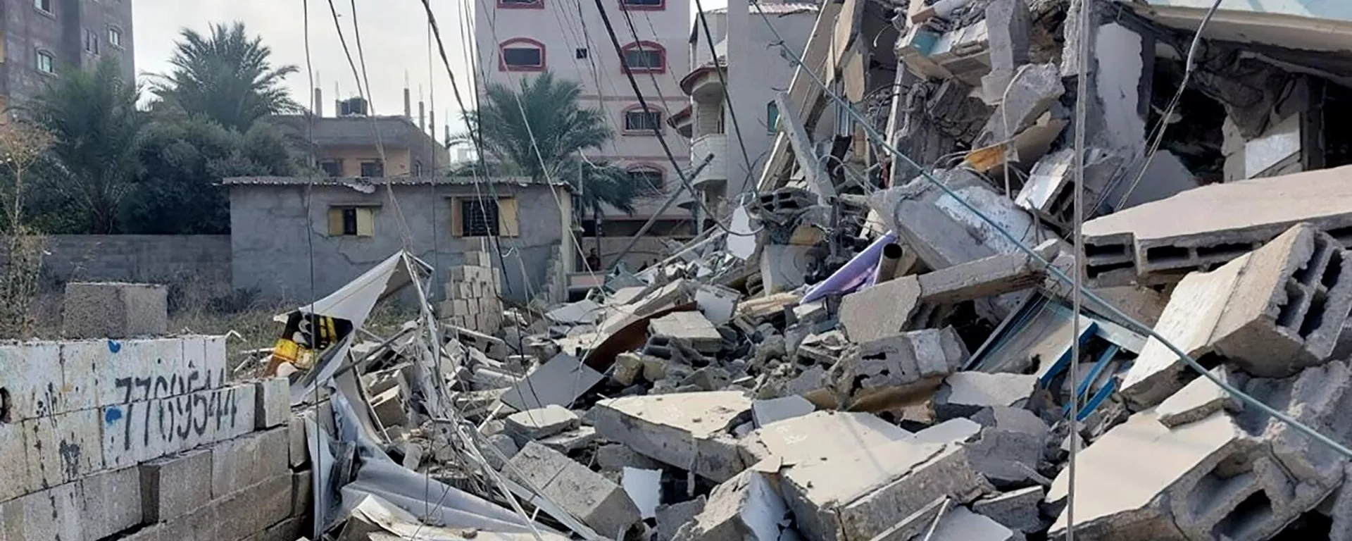 Đống đổ nát của các tòa nhà bị hư hại do Israel tấn công tên lửa vào Gaza Đống đổ nát của các tòa nhà bị hư hại do Israel tấn công tên lửa vào Gaza - Sputnik Việt Nam, 1920, 18.10.2023