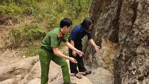 Đại diện Công ty Cổ phấn đất hiếm Lai Châu - VIMICO và cán bộ Đội cảnh sát điều tra tội phạm hình sự, kinh tế, ma túy và môi trường Công an huyện kiểm tra hiện trạng mỏ đất hiếm bị người dân vào đào bới khai thác trái phép. - Sputnik Việt Nam