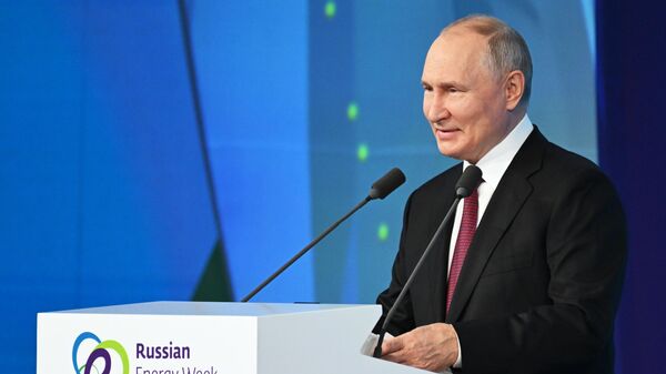 Tổng thống Nga V. Putin phát biểu tại phiên họp toàn thể của Diễn đàn REN-2023 ngày 11/10/2023 - Sputnik Việt Nam