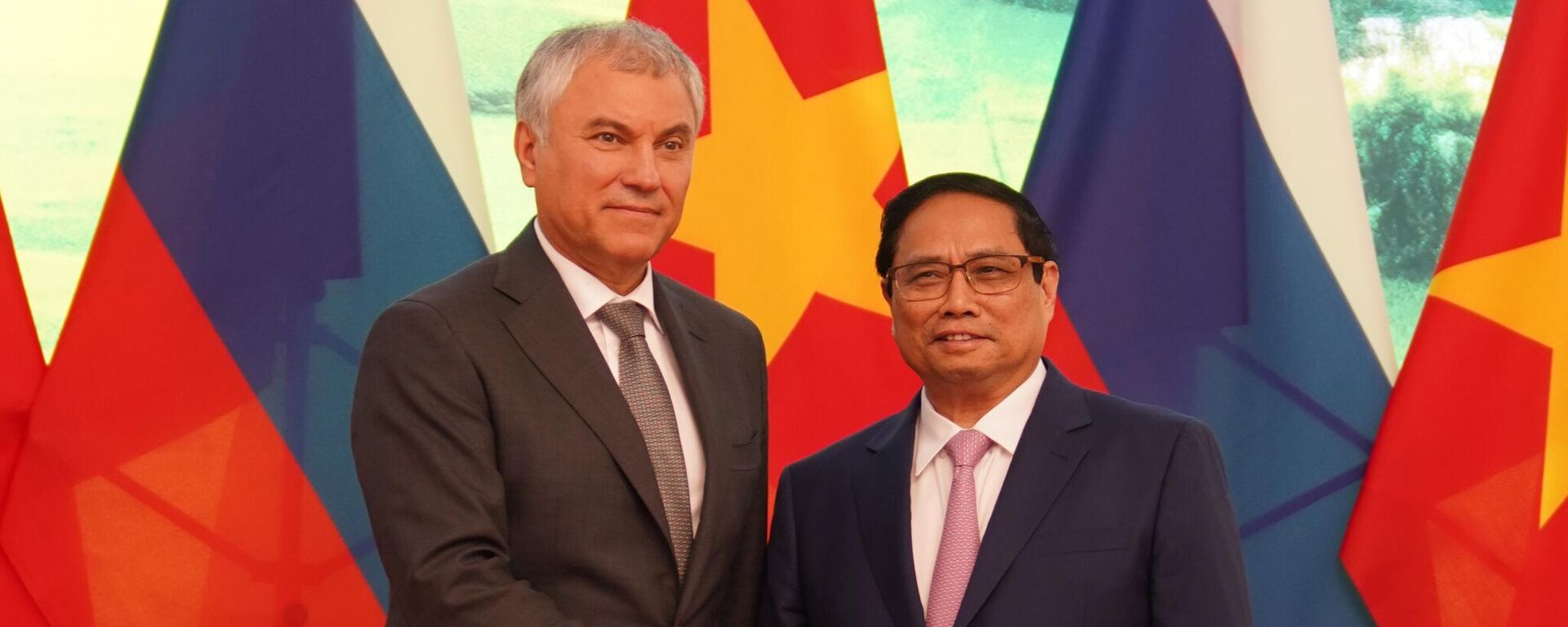 Chủ tịch Duma Quốc gia Quốc hội Liên bang Nga V.V. Volodin và Thủ tướng Việt Nam Phạm Minh Chính ngay trước khi đàm phán bắt đầu - Sputnik Việt Nam, 1920, 21.10.2023