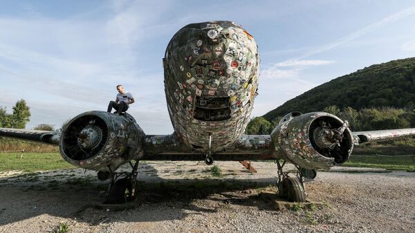 Máy bay Douglas C-47 B Dakota do Mỹ sản xuất tại căn cứ không quân Željava ở núi Pleševica, khu vực biên giới giữa Croatia và Bosnia - Sputnik Việt Nam