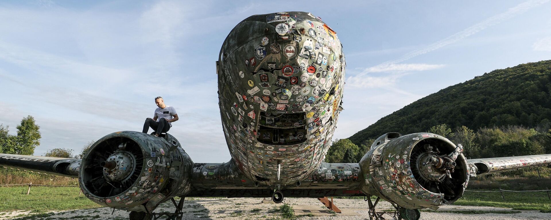 Máy bay Douglas C-47 B Dakota do Mỹ sản xuất tại căn cứ không quân Željava ở núi Pleševica, khu vực biên giới giữa Croatia và Bosnia - Sputnik Việt Nam, 1920, 21.10.2023