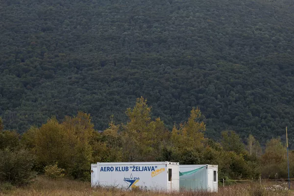 Các container thuộc câu lạc bộ bay Željava ở Bihac, bên phía Bosnia của căn cứ không quân ngầm Željava, khu vực biên giới giữa Croatia với Bosnia Các container thuộc câu lạc bộ bay Željava ở Bihac, bên phía Bosnia của căn cứ không quân ngầm Željava, khu vực biên giới giữa Croatia với Bosnia - Sputnik Việt Nam