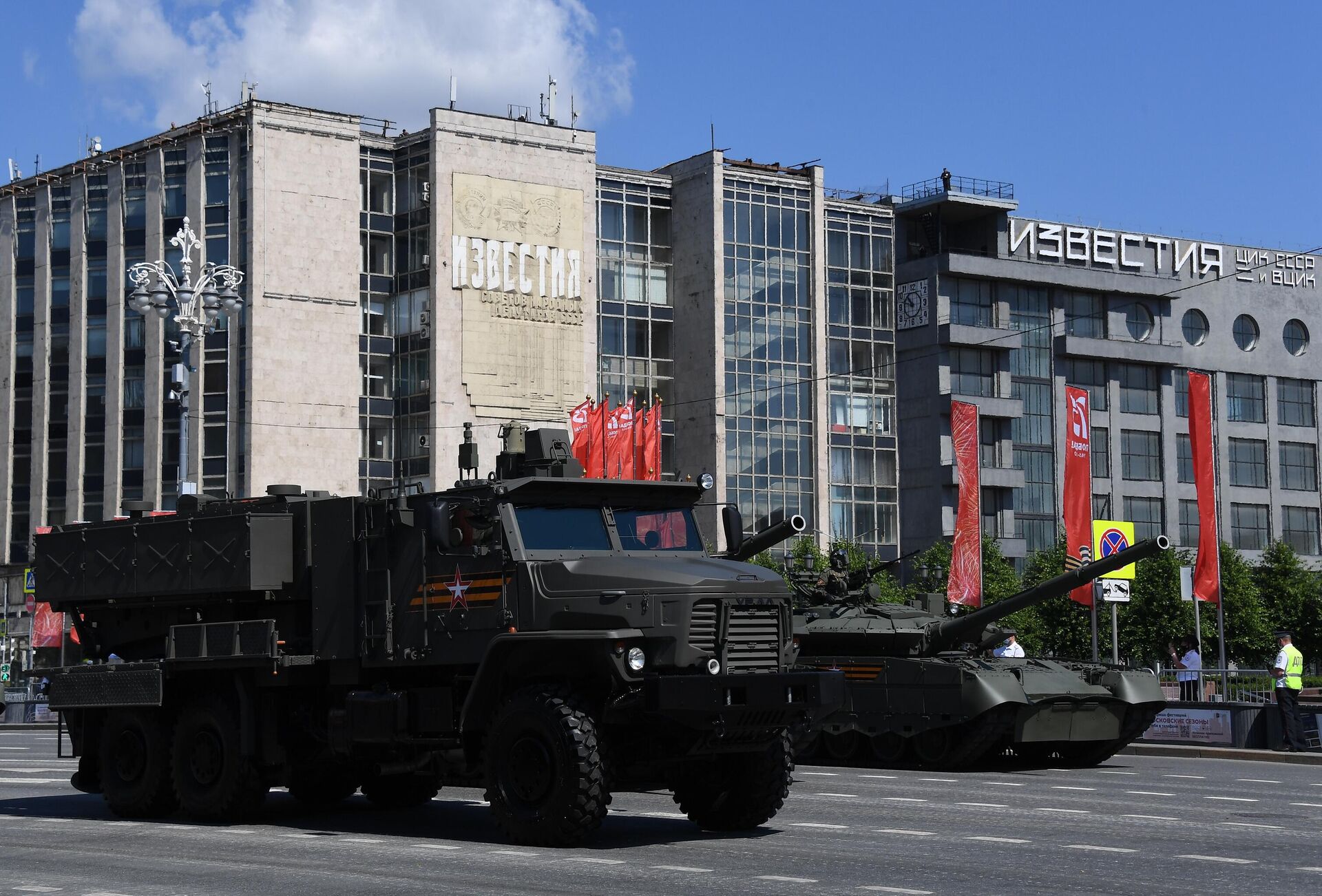 Hệ thống vũ khí TOS-2 (trái) trong cuộc duyệt binh ở Moskva ngày 24/6/2020. - Sputnik Việt Nam, 1920, 19.10.2023