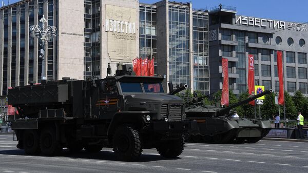 Hệ thống vũ khí TOS-2 (trái) trong cuộc duyệt binh ở Moskva ngày 24/6/2020. - Sputnik Việt Nam