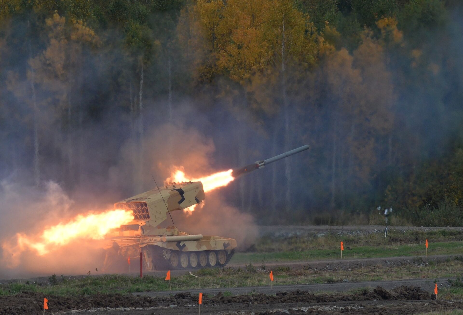 Tổ hợp pháo nhiệt áp hạng nặng TOS-1A Solntsepyok trong buổi bắn trình diễn tại lễ khai mạc triển lãm quốc tế lần thứ 10 Russia Arms Expo - Sputnik Việt Nam, 1920, 19.10.2023