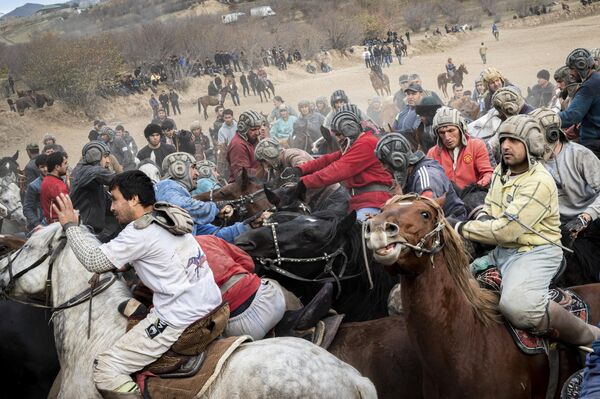 Tác phẩm từ loạt ảnh “Buzkashi – trò chơi phổ biến nhất của người Tajiks” của nhiếp ảnh gia người Pháp Lambert Colman. Hạng mục loạt ảnh Thể thao, Giải hai - Sputnik Việt Nam