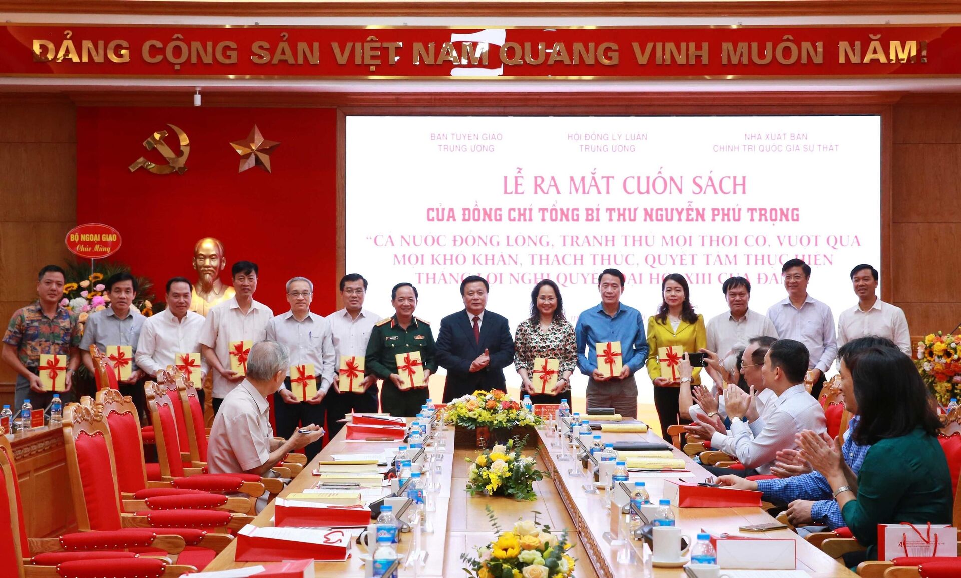 Ra mắt cuốn sách của Tổng Bí thư về việc thực hiện thắng lợi Nghị quyết Đại hội XIII của Đảng - Sputnik Việt Nam, 1920, 20.10.2023