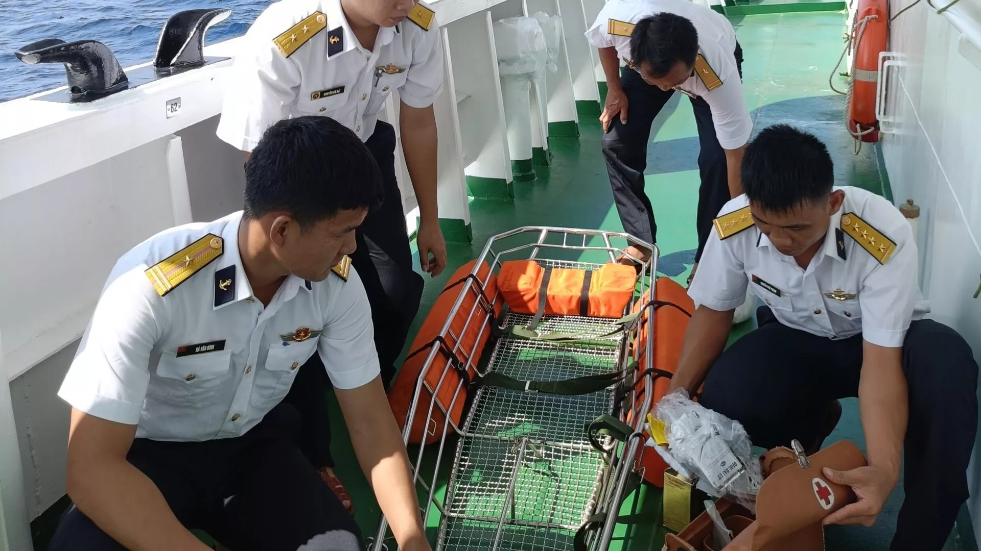 Điều động tàu Hải quân tìm kiếm, cứu nạn ngư dân trên biển Điều động tàu Hải quân tìm kiếm, cứu nạn ngư dân trên biển - Sputnik Việt Nam, 1920, 21.10.2023