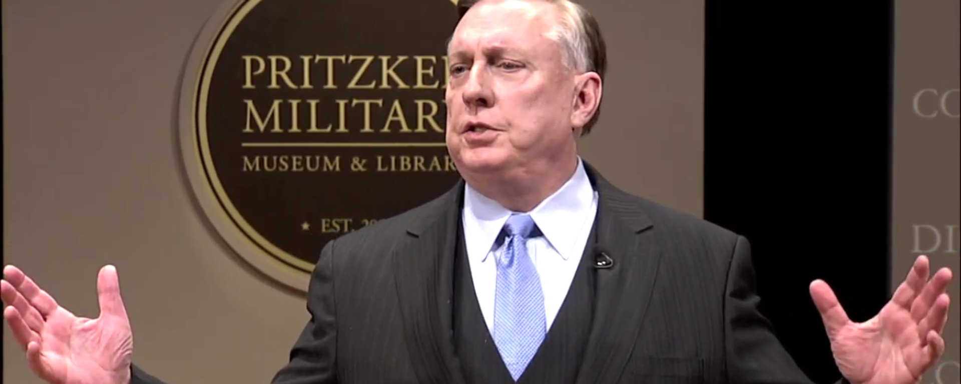 Ret. US Army Col. Douglas MacGregor speaks at the Pritzker Military Museum and Library in August 2017 - Sputnik Việt Nam, 1920, 07.07.2024