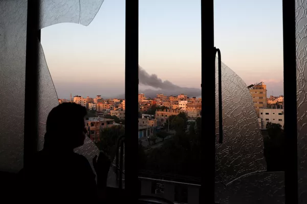 Đứa trẻ Palestine nhìn khói bốc lên sau cuộc không kích của Israel vào thành phố Gaza Đứa trẻ Palestine nhìn khói bốc lên sau cuộc không kích của Israel vào thành phố Gaza - Sputnik Việt Nam