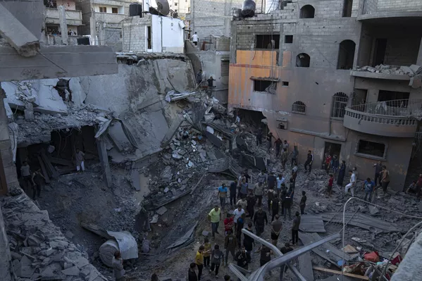 Người dân Palestine tìm kiếm những người sống sót trong tòa nhà bị phá hủy do Israel đánh bom ở Khan Yunis, Dải Gaza Người dân Palestine tìm kiếm những người sống sót trong tòa nhà bị phá hủy do Israel đánh bom ở Khan Yunis, Dải Gaza - Sputnik Việt Nam