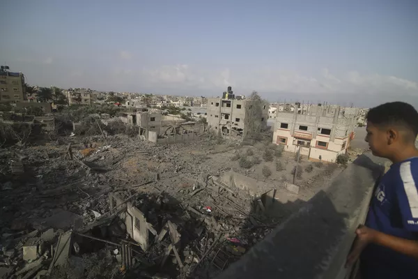Cậu bé nhìn những tòa nhà bị phá hủy do cuộc ném bom của Israel vào Dải Gaza ở Rafah Cậu bé nhìn những tòa nhà bị phá hủy do cuộc ném bom của Israel vào Dải Gaza ở Rafah - Sputnik Việt Nam