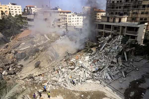 Khói bốc lên từ đống đổ nát tòa nhà bị phá hủy sau cuộc không kích của Israel ở Thành phố Gaza Khói bốc lên từ đống đổ nát tòa nhà bị phá hủy sau cuộc không kích của Israel ở Thành phố Gaza - Sputnik Việt Nam