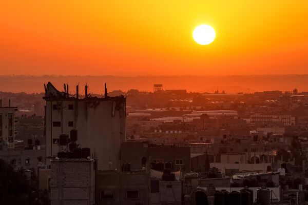 Bình minh phía sau tòa nhà bị phá hủy phía trên đường chân trời của thành phố Gaza - Sputnik Việt Nam