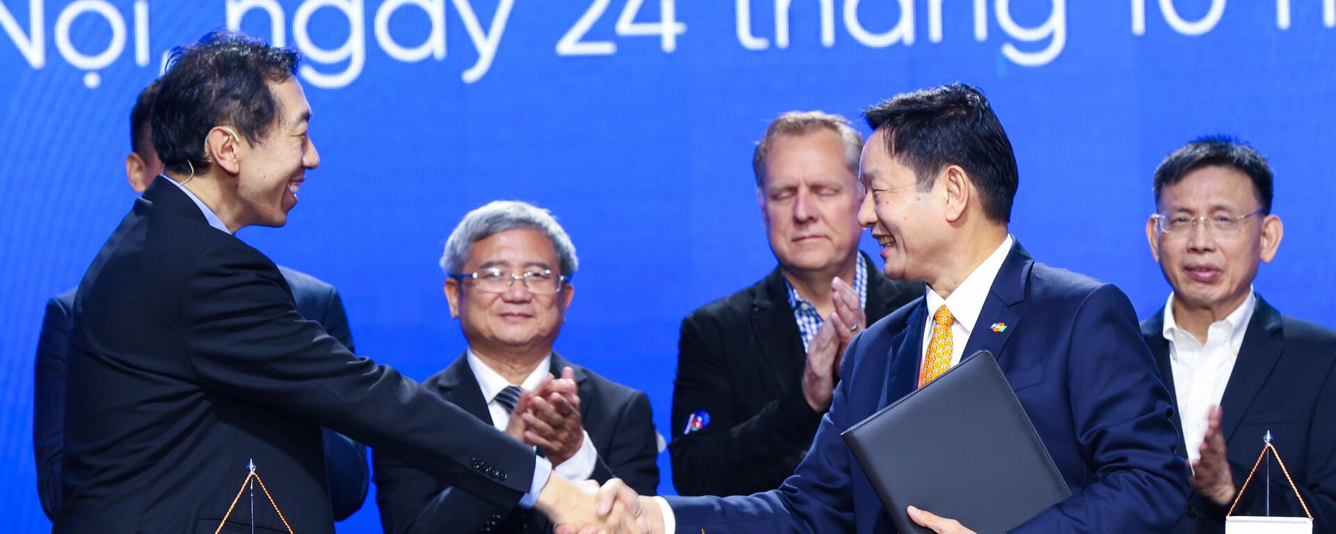 FPT và Landing AI vừa chính thức ký kết hợp tác chiến lược để phát triển kinh doanh và nguồn nhân lực ở lĩnh vực trí tuệ nhân tạo (AI) - Sputnik Việt Nam, 1920, 11.12.2025