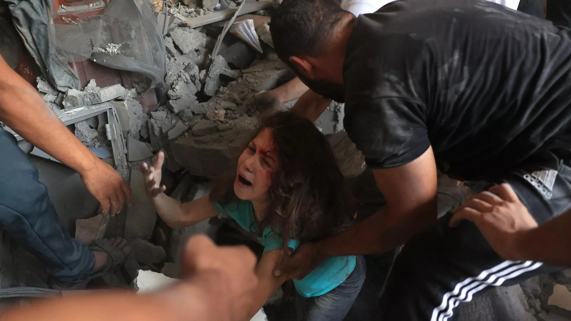 Người Palestine cứu một bé gái từ dưới đống đổ nát sau khi Israel tấn công trại tị nạn Rafah ở phía nam Dải Gaza Người Palestine cứu một bé gái từ dưới đống đổ nát sau khi Israel tấn công trại tị nạn Rafah ở phía nam Dải Gaza - Sputnik Việt Nam, 1920, 29.10.2023