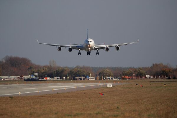 Máy bayIl-96-400M hiện đại hóa thực hiện chuyến bay đầu tiên - Sputnik Việt Nam