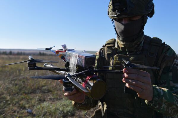 Máy bay không người lái kamikaze FPV trong tay trinh sát của đơn vị tấn công đổ bộ Novorossiysk trong khu vực chiến dịch quân sự đặc biệt, hướng Zaporozhye - Sputnik Việt Nam