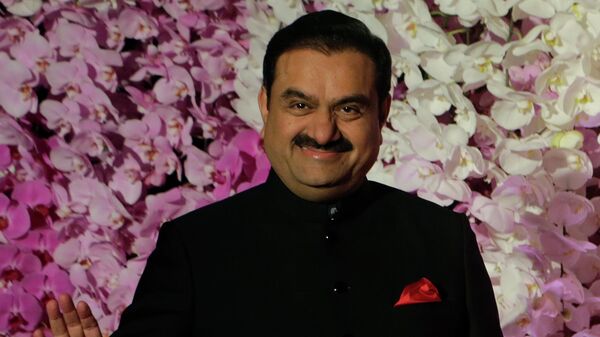 Chairman of Adani Group Gautam Adani poses during Akash Ambani's wedding reception in Mumbai, India, Sunday, March. 10, 2019 - Sputnik Việt Nam