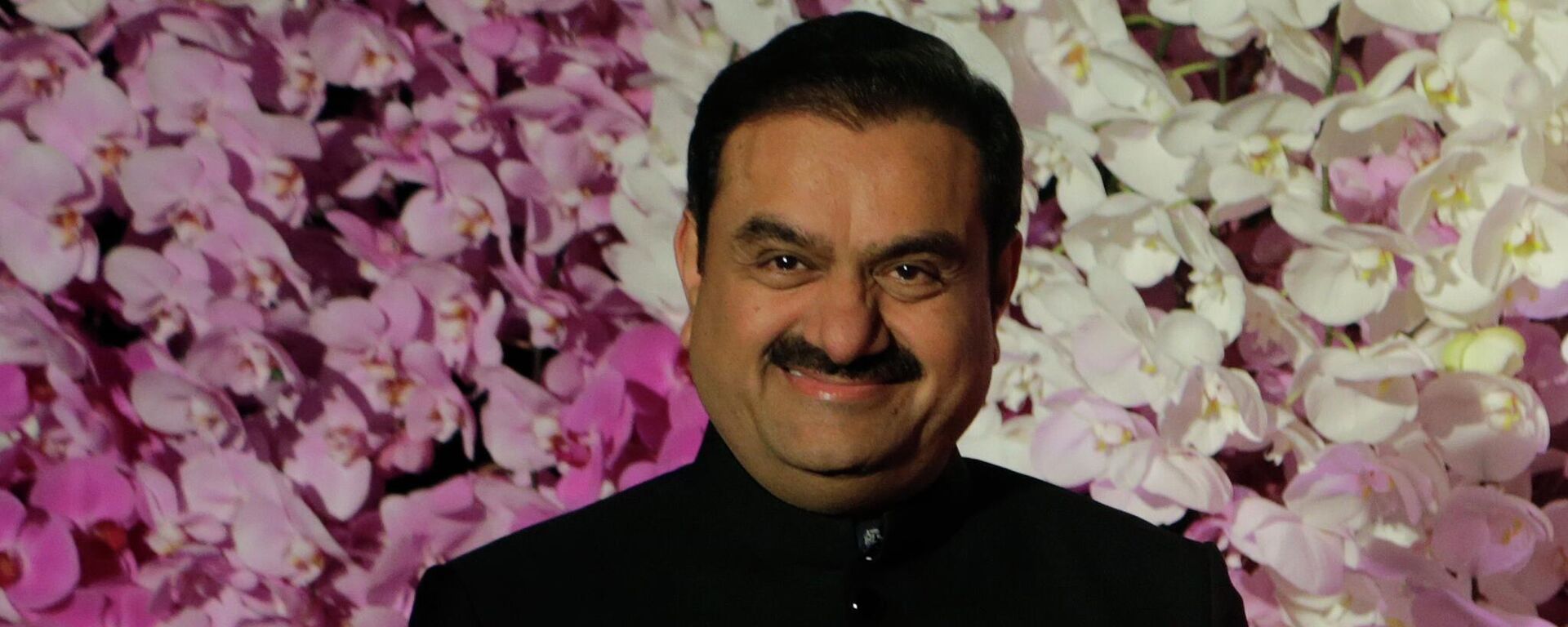 Chairman of Adani Group Gautam Adani poses during Akash Ambani's wedding reception in Mumbai, India, Sunday, March. 10, 2019 - Sputnik Việt Nam, 1920, 13.09.2024