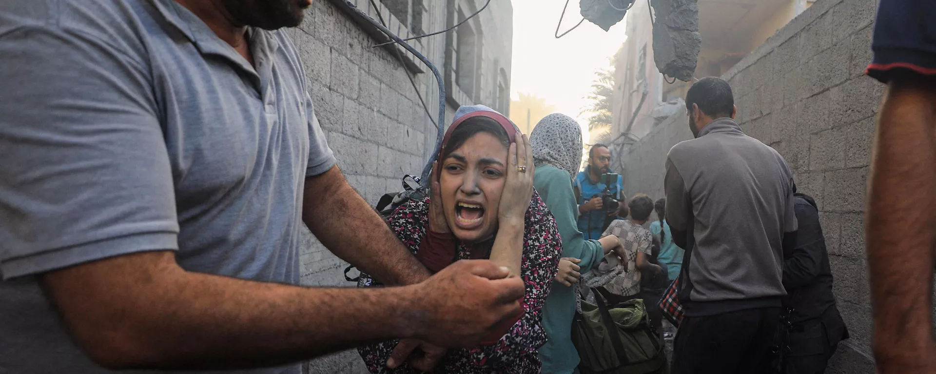 Dân chạy chốn sau cuộc pháo kích vào Dải Gaza Dân chạy chốn sau cuộc pháo kích vào Dải Gaza - Sputnik Việt Nam, 1920, 22.11.2023