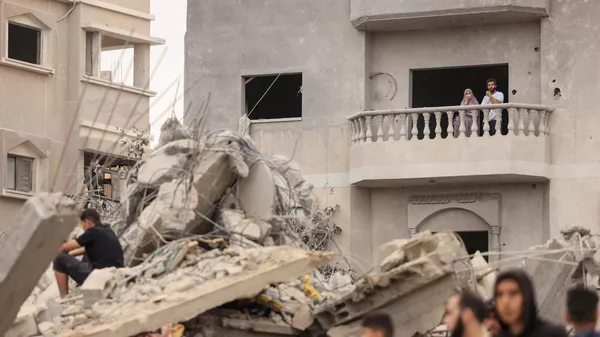 Hậu quả của vụ ném bom của Israel ở Khan Yunis phía nam Dải Gaza - Sputnik Việt Nam