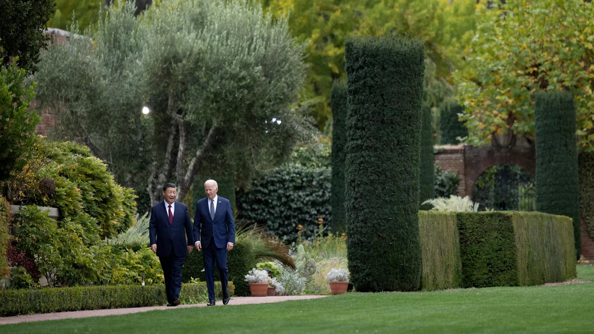 Tổng thống Mỹ Joe Biden và Chủ tịch Trung Quốc Tập Cận Bình bên lề Hội nghị thượng đỉnh APEC ở San Francisco Tổng thống Mỹ Joe Biden và Chủ tịch Trung Quốc Tập Cận Bình bên lề Hội nghị thượng đỉnh APEC ở San Francisco - Sputnik Việt Nam, 1920, 16.11.2023