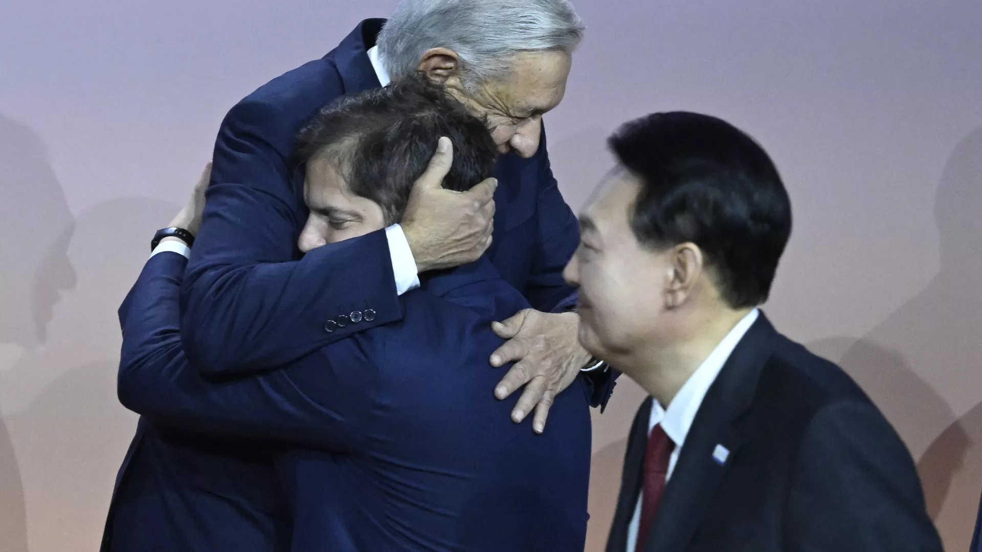Tổng thống Mexico Andres Manuel Lupes Obrador (phải) chào đón Tổng thống Chile Gabriel Borich tại Tuần lễ các nhà lãnh đạo APEC ở San Francisco, Hoa Kỳ