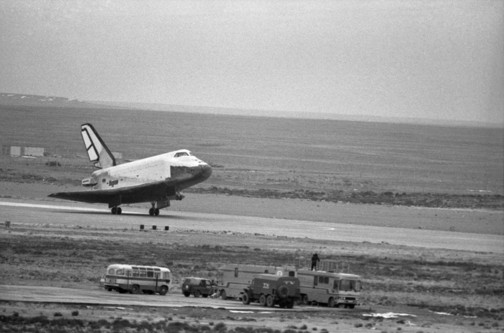 Tàu vũ trụ tái sử dụng Buran tại sân bay Yubileiny ở Baikonur, Kazakhstan SSR. - Sputnik Việt Nam, 1920, 17.11.2023