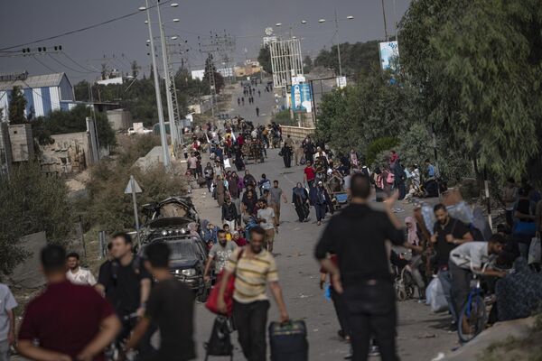 Người Palestine chạy sang phía nam của Dải Gaza trong lúc Israel tiếp tục ném bom - Sputnik Việt Nam