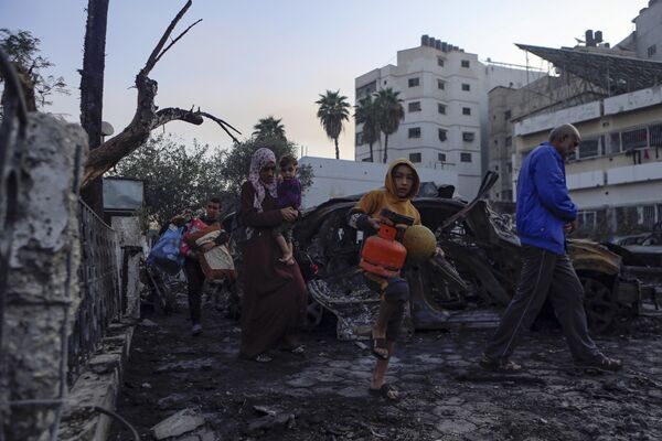 Người Palestine rời khỏi bệnh viện al-Ahli hospital - Sputnik Việt Nam