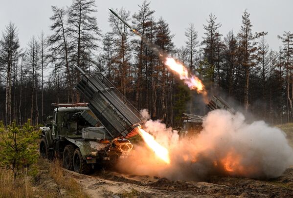 Công việc của tổ pháo binh MLRS Grad trên hướng Krasnyi Lyman - Sputnik Việt Nam