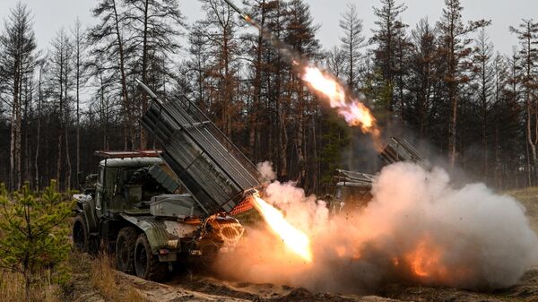 Công việc của tổ pháo binh MLRS Grad trên hướng Krasnyi Lyman - Sputnik Việt Nam